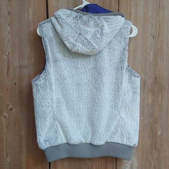 Patagonia Fur Grey Vest with Purple lining Size M - Picture 3 of 3